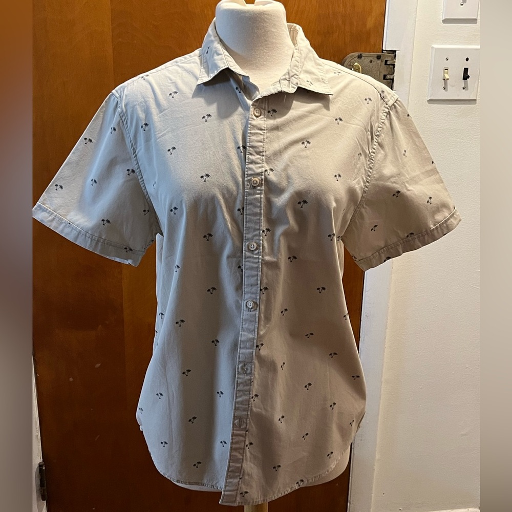 Denim & Flower Beige Palm Tree Button Down Shirt. Short sleeve. Size L EUC